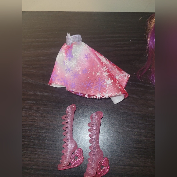 Ever After High Poppy O'Hair Fairest On Ice - Picture 6 of 9